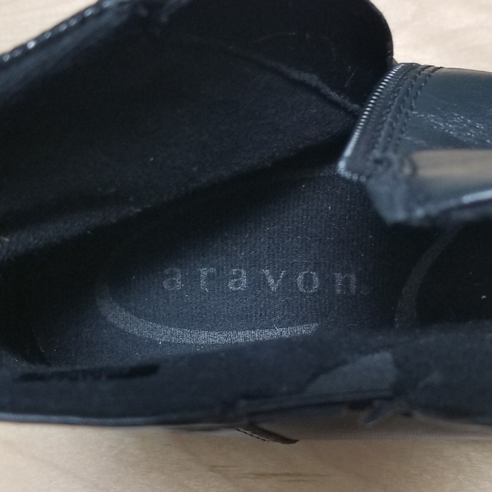 ARAVON | BLACK LEATHER SIDE ZIP BOOTIES, SZ 10 B - Picture 8 of 8